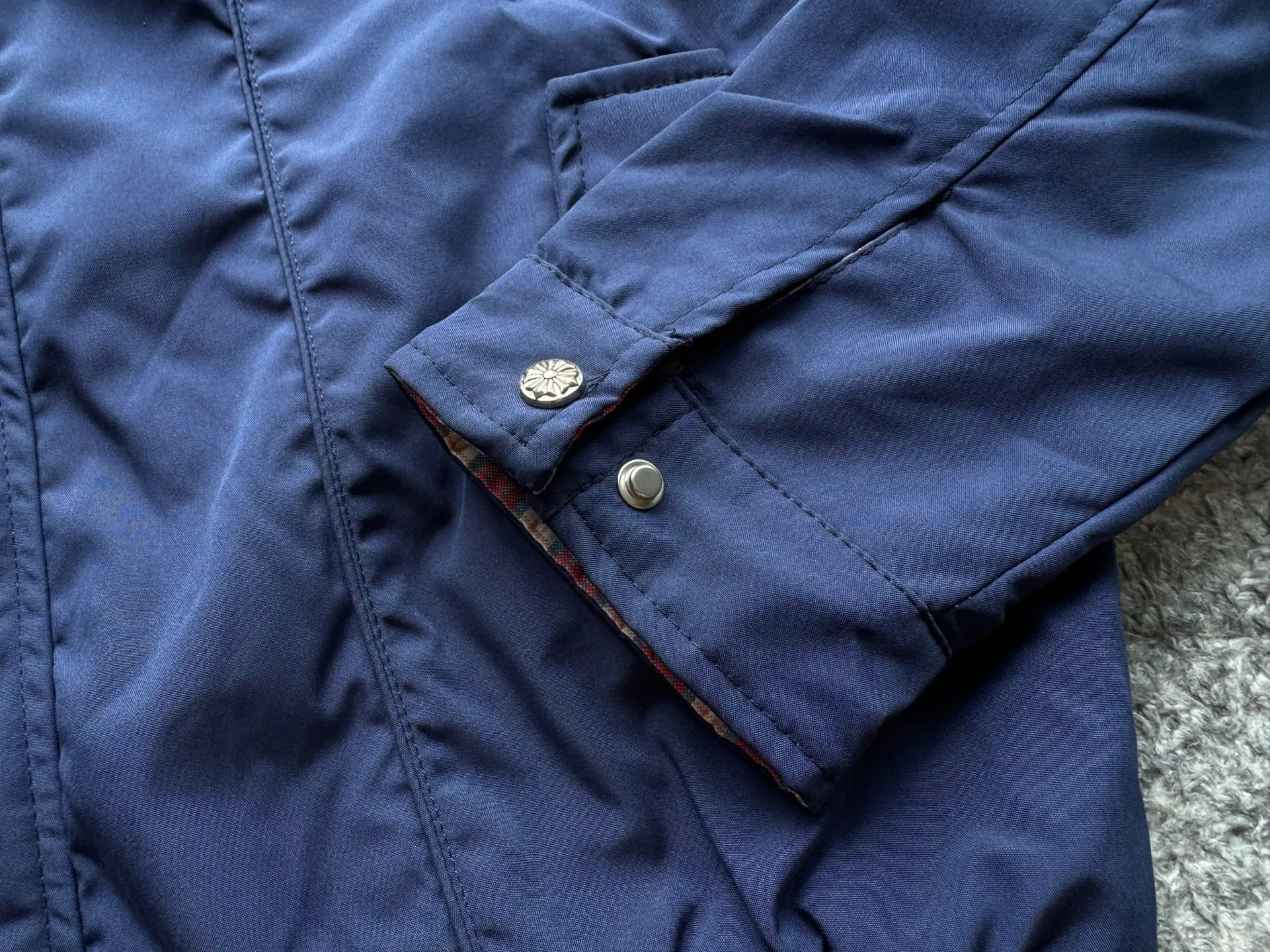 P300 💙Ralph Lauren Vintage Harrington Jacket, dark indigo with red pony logo, full of British retro feel! Soft fabric, comfortable to wear, classic fit + lapel design, plaid embellishments on cuffs and collar, great details ✨ The Harrington jacket represents low-key and approachability. In other words, it is not as rigid as a Chinese tunic suit, nor as high-end as a suit. Another point is that the Harrington jacket is adaptable. It does not look strange to wear on almost any figure or occasion. No matter you are young and handsome or you are middle-aged and fat, this style of jacket can hold up.               Color: Navy Blue Apricot Size: Length Bust Shoulder Width Sleeve Length M 68 124 57 60 L 70 128 58.5 62 XL 72 132 60 64